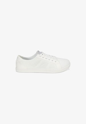 Weiße Low-Top-Sneaker aus Strickgewebe, mit Schnürverschluss und Gummisohle, seitlich auf weißem Hintergrund abgebildet.