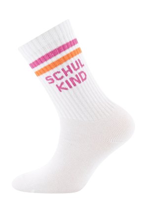 Weißer, gerippter Socke mit rosa und orangefarbenen Streifen, auf dem Bündchen steht in rosa Buchstaben "SCHULKIND".
