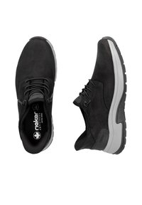 Scarpe in suede nere con suola in gomma grigia, caratterizzate da un design con lacci, collo imbottito e logo sulla soletta, che offrono una maggiore larghezza per il comfort.