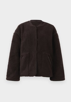 Braune Fleecejacke mit rundem Halsausschnitt, Druckknopfverschluss und zwei Fronttaschen. Verfügt über eine plüschige Textur und weit geschnittene, oversized Ärmel.