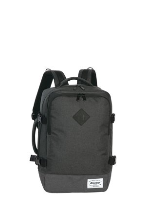 Sac à dos gris foncé en tissu texturé, doté de bretelles doubles, d'une poignée supérieure et d'accents de boucles à l'avant. Écusson en forme de diamant à l'avant.