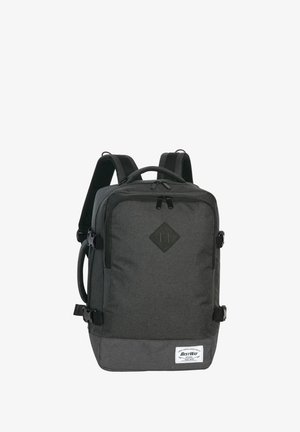 Sac à dos gris foncé en tissu texturé, doté de bretelles doubles, d'une poignée supérieure et d'accents de boucles à l'avant. Écusson en forme de diamant à l'avant.