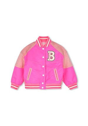 Veste varsity rose vif et rose clair avec boutons blancs, poignets, col et ourlet rayés, affichant un grand patch lettre B sur la poitrine.