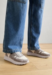 No seleccionado, elefant/natur/schwarz/creme