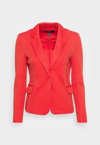 Blazer rouge ajusté pour femme avec fermeture à un bouton, revers crantés et poches à rabat à l'avant sur un fond blanc uni.