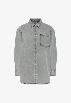 Camisa de mezclilla gris con mangas largas, cierre de botones, cuello y un bolsillo en el pecho. Presenta una textura ligeramente desgastada.