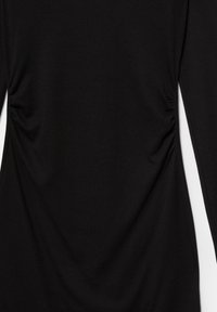 Czarna sukienka wykonana z miękkiego, elastycznego materiału, z marszczonymi bokami i gładką strukturą. Prosty fason bez wzorów i akcentów.