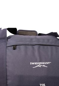 Borsone grigio scuro, capacità di 70 litri, con spallacci regolabili. Presenta una tasca frontale con zip e una stampa del logo con montagne. Tessuto resistente.