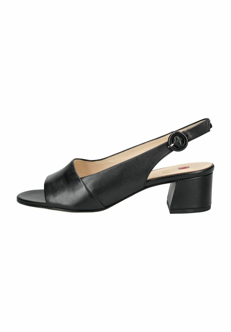 Chaussure à talon bloc en cuir noir, avec un bout semi-ouvert et une finition texturée. Elle présente un accent de boucle ronde et un design élégant.