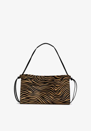 Sac d'épaule à rayures zébrées en fausse fourrure marron et noire, de forme rectangulaire, avec deux sangles noires ajustables de chaque côté.