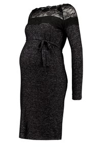 Abito da maternità nero realizzato in tessuto morbido, caratterizzato da maniche lunghe, scollatura in pizzo, dettaglio con fiocco in vita e silhouette aderente.