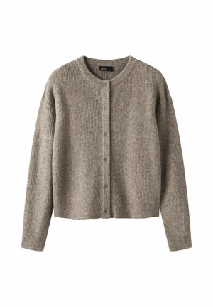 Sweter kardigan w kolorze taupe, z długimi rękawami, okrągłym dekoltem i zapięciem na guziki z przodu na białym tle.