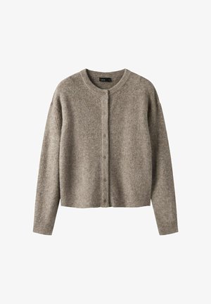 Sweter kardigan w kolorze taupe, z długimi rękawami, okrągłym dekoltem i zapięciem na guziki z przodu na białym tle.
