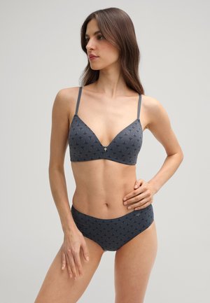 Ensemble de lingerie grise comprenant un soutien-gorge plongeant à motifs avec des bretelles réglables et une culotte taille haute assortie, le tout en tissu doux.