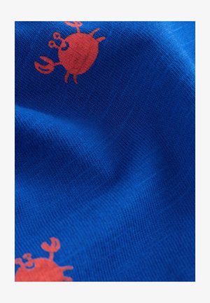 Tissu bleu avec un tissage texturé, présentant des motifs de crabes rouges dans différentes poses imprimés sur toute la surface.