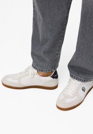 Pantofi sport albi și gri, cu o talpă din cauciuc, realizati din materiale de piele întoarsă și piele, având șireturi și un logo pe lateral și pe toc.