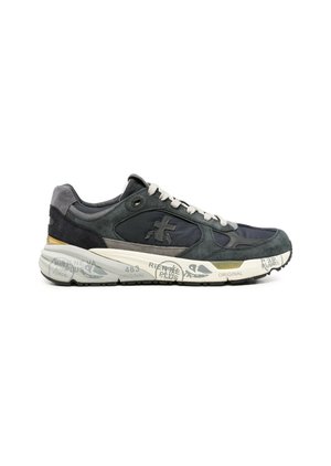 Zapatilla deportiva negra y gris para hombre con cordones blancos, suela blanca gruesa con texto y gráficos impresos, y un logotipo bordado en el lateral.