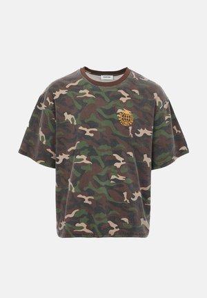 Camouflage T-shirt met korte mouwen, bruine kraag en klein geel wereldbol-logo met tekst op de linkerborst.