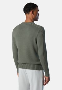 Grüner Strickpullover mit rippenförmigem Saum und Bündchen, ausgestattet mit einem Rundhalsausschnitt und vertikalen Streifendetails entlang der Schultern und Ärmel.