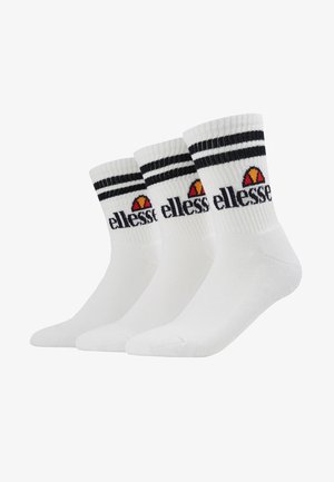 Trei perechi de șosete din bumbac alb, cu amestec de material, tip crew, având un tiv elastic, dungi negre și logo-ul Ellesse în roșu și galben.