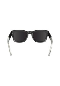 Gafas de sol rectangulares negras con lentes oscuros y montura brillante. Las varillas son elegantes, con un patrón veteado en gris y negro.