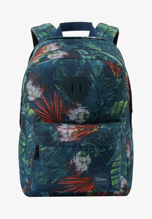 Rucksack aus dunkelblauem Stoff mit tropischen Blatt- und Blumenmustern in Grün, Rot und Weiß. Mit einer Fronttasche und einem stabilen Griff.