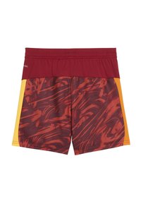 Shorts sportivi rossi con motivi astratti in rosso scuro e arancione, dotati di una vita elastica bordeaux e pannelli laterali gialli.