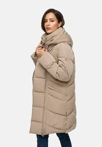 Veste doudoune beige avec une grande capuche confortable, fermeture éclair à l'avant et motif en diagonale matelassé. Dispose de poches latérales et d'une coupe décontractée.