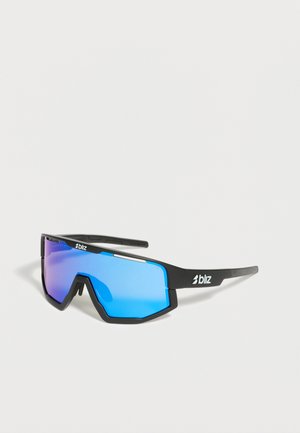 Gafas de sol deportivas negras con una única lente azul espejada y el nombre "bliz" en las patillas, inclinadas hacia la izquierda sobre un fondo blanco.