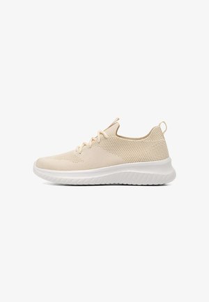 Zapatilla deportiva beige con parte superior de tejido transpirable y cierre de cordones. Suela blanca gruesa con detalles texturizados, que ofrece amortiguación y soporte.