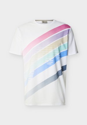 Bijela majica kratkih rukava s dijagonalnim prugama u pastelnim i svijetlim bojama u ružičastoj, ljubičastoj, žutoj, tirkiznoj, plavoj i sivoj boji preko prednjeg dijela.