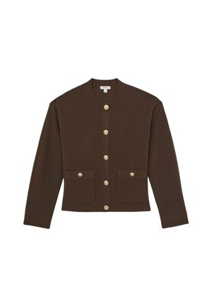 Rjav pleten jakna s okroglo izrezom, sedmimi zlatimi gumbi spredaj in dvema sprednjima žepoma. Rebrasti manšeti in spodnji rob.