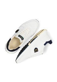 Witte leren sneakers met marineblauwe accenten, geperforeerde neus en een gouden logo. Voorzien van een gestructureerde zool voor grip en een gevoerde inlegzool.