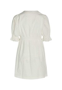 Weißes Baumwollkleid mit einem gerüschten Taillenbund, Puffärmeln und gekräuselten Manschetten. Der Stoff weist durchgehend Durchbruchsdetails auf.
