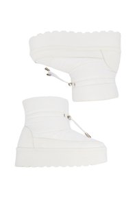 Bílé, polstrované kotníkové boty s kulatou, robustní podrážkou, s šněrováním a hladkým povrchem. Elegance a minimalistický design.