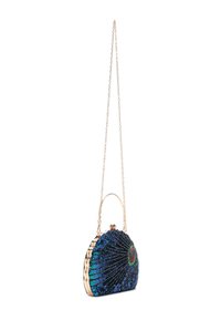 Borsa a pochette decorata con perline in blu e verde sfumato, con un design a increspature. Include una tracolla in catena dorata e un gancio circolare.