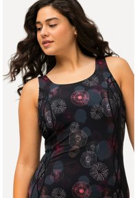 Maillot de bain noir avec des motifs floraux colorés en rose et blanc, présentant un col rond et des bretelles épaisses, fabriqué à partir d'un matériau lisse et extensible.