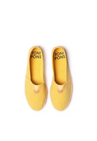 Espadrillas di tela gialla con punta arrotondata, un piccolo taglio e dettagli beige; suola in juta cucita. "TONI PONS" stampato sulla soletta.