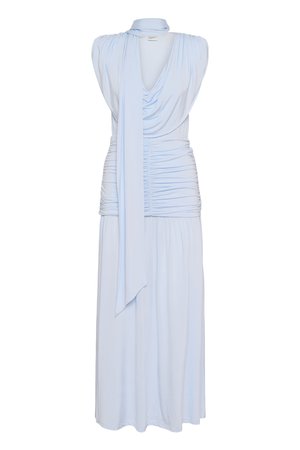 Ανοιχτό μπλε αμάνικο φόρεμα με ντραπαρισμένο ύφασμα, ψηλό γιακά, πτυχώσεις στη μέση και μακρύ ρέον φουλάρι στο μπροστινό μέρος.