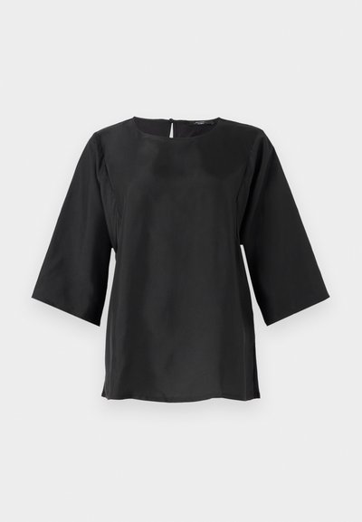 Zwarte blouse met driekwart mouwen, een ronde halslijn en een sleutelholelement aan de achterkant. Gemaakt van zachte, lichte stof. Eenvoudig ontwerp.