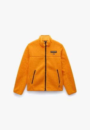 Oranger Fleece-Jacke mit Reißverschluss vorne, hohem Kragen und schwarzen Reißverschlussdetails. Verfügt über ein Patch-Logo auf der Brust und zwei Seitentaschen.