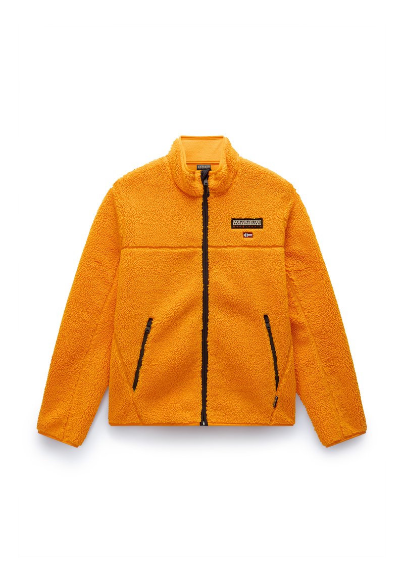 Giacca in fleece arancione con chiusura a zip, colletto alto e dettagli della cerniera neri. Presenta un logo a patch sul petto e due tasche laterali.