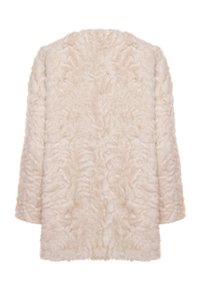 Abrigo de piel sintética color crema con un acabado texturizado y peludo, mangas anchas y un diseño de apertura frontal. No hay cierres ni detalles adicionales visibles.