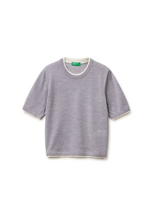 Jersey de punto corto de manga corta de color violeta claro con ribete blanco alrededor del cuello redondo, los extremos de las mangas y el dobladillo, mostrado sobre un fondo blanco.