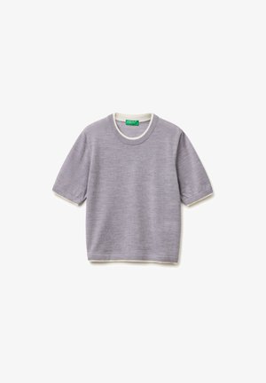 Pull en maille violet clair à manches courtes avec bordure blanche autour du col rond, des extrémités des manches et de l'ourlet, présenté sur fond blanc.