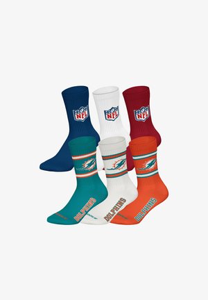 Sechs Sportsocken, drei mit NFL-Logo in Marineblau, Weiß und Rot, und drei mit Miami Dolphins Logos in Türkis, Weiß und Orange.