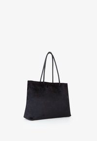 Borsa tote nera in suede con una forma strutturata, che presenta due manici lunghi. Texture liscia, senza pattern visibili o dettagli metallici.