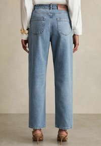 Reiss SELIN MID-RISE STRAIGHT PETITE - Avar lõikega teksad - light blue
