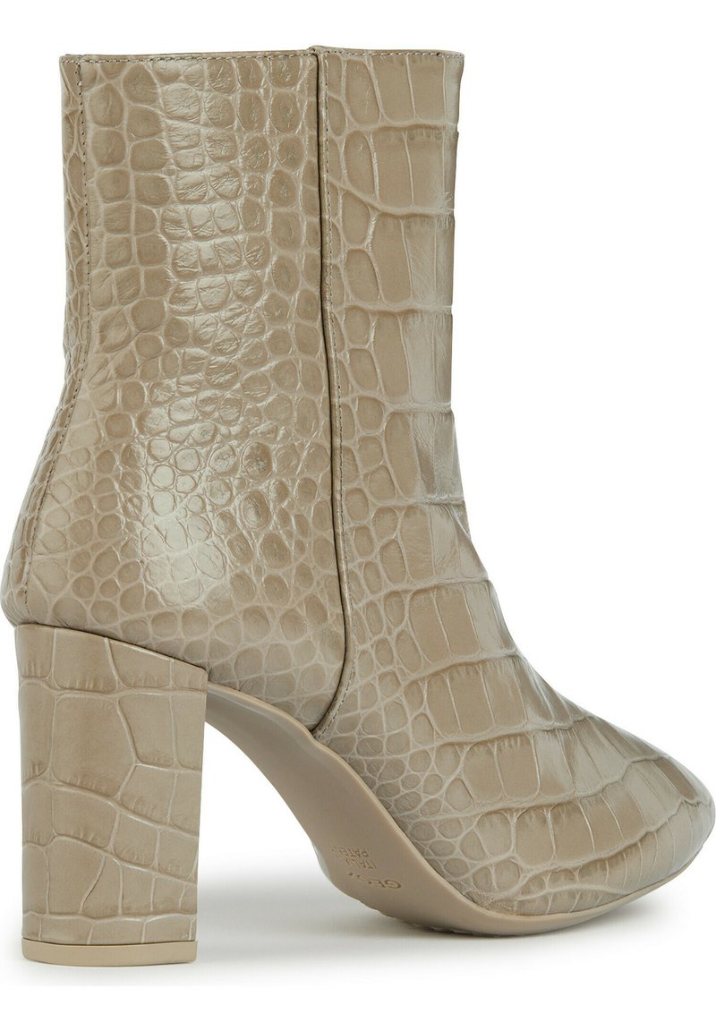 Beige Knöchelschäfte aus krokodilpräge Material, mit blockiertem Absatz und glatter Textur, mit sichtbaren Nähten entlang der Nähte.