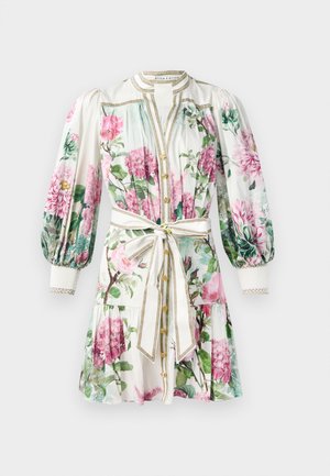Blomsterkjole med pink og grønne mønstre, hvid bund, puffede ærmer, gyldne detaljer, knaplukning og en bundet taljebælte.